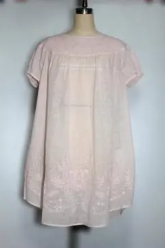未使用品　涼感　麻棉　シアー素材　刺繍入り 半袖 ブラウス ペールピンクのサムネイル