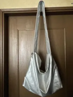 シルバー 合成皮革 ショルダーバッグ
