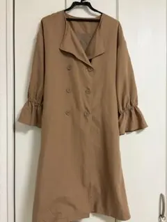 ベージュ ダブルブレスト トレンチコート