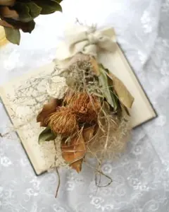 フォルモーサとスモークツリーのアンティークスワッグブーケ