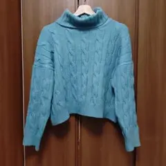 ケーブル編みタートルネックセーター