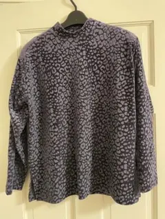 長袖カットソー　レディース　 ハイネック　グレー×ブラック レオパード柄