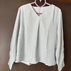 水色ストライプVネックシャツ