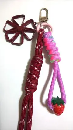 フラワーとイチゴのパラコードストラップ ＊ キーホルダー