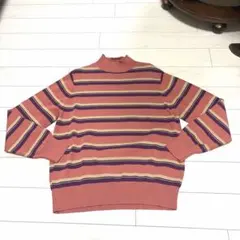 お正月価格。ドゥクラッセくすみピンクに紫ボーダー柄のハイネック伸縮性あるセーター