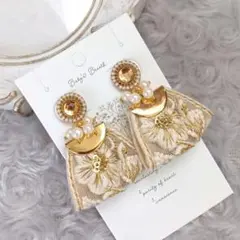 ☘インド刺繍リボンとキラキラチャームのピアス☘パール ホワイト 白 イヤリング