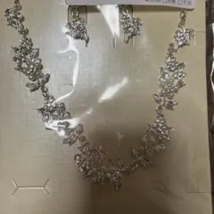 エレガントな花と葉モチーフ ネックレス、ピアス