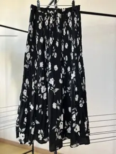 未使用品　AZUL BY MOUSSY 花柄プリーツ　ロングスカート