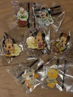Disney 2002年 ミッキー 誕生日 限定 ピンバッジ ピンズ レトロ ディズニーストア限定 ピンバッジ 2002 ミッキー ミニー - メルカリ