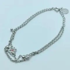 クレージュのエレガンス：ピンクの中心石が輝くシルバートーンブレスレット