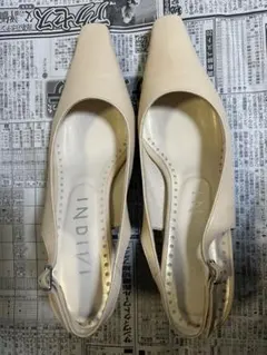 INDIVI ベージュ レザースリングバックパンプス　本革　24cmのサムネイル
