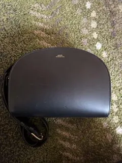 A.P.C. ブラックレザーショルダーバッグ