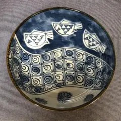 中鉢　青と白の魚模様の陶器ボウル