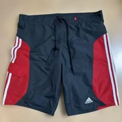 【スイム使用もOK】adidas サイドストライプ ショートパンツ グレー/赤