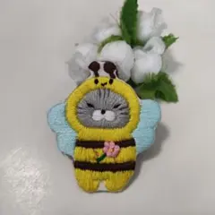 【不機嫌な猫　ミツバチ】刺繍ブローチ　ハンドメイド