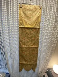 金色の花柄刺繍テーブルセンター