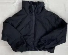 黒いクロップドダウンジャケット