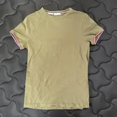 MONCLER ストライプ入りオリーブTシャツ　スリムフィット