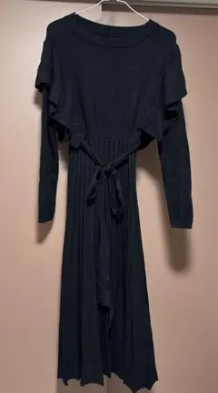 ニットワンピース　ブラックニットワンピース　フリル
