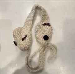 クリーム色の編み物耳あて