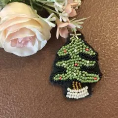 ビーズ刺繍のブローチ(クリスマスツリー)