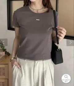 Thevon チャーム付きコンパクトTシャツ チャコール Mのサムネイル
