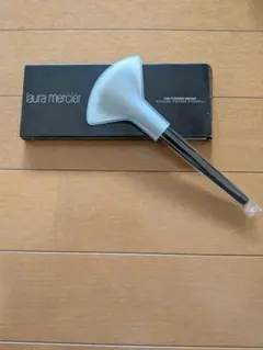 LAURA MERCIER ファンパウダーブラシのサムネイル