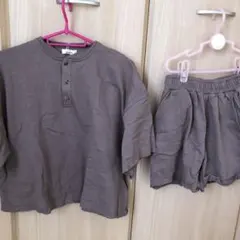 ブラウン ヘンリーネック トップスとショートパンツのセット