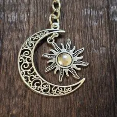 月と太陽 モチーフ シルバー調キーホルダー 宇宙 天体デザイン