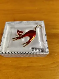 赤い猫デザインブローチ