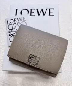 美品】LOEWE アナグラムトライフォールドウォレット 色:ダーティモーヴ