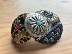 刺繍と金属装飾のバレッタ