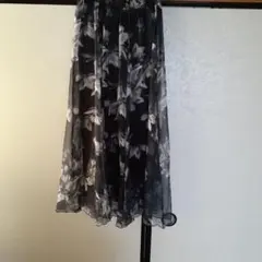 シフォンフレアスカート 黒と白の花柄