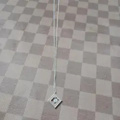 ダイヤモンド型揺れるペンダントネックレス