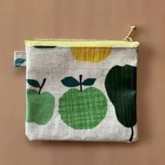 1/31までの価格: 緑リンゴ柄ラミネートとメッシュのビニールのポーチ