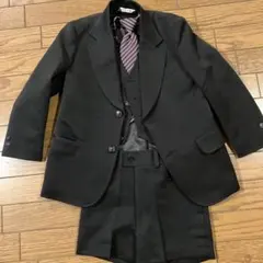 黒のフォーマルスーツセット (ジャケット・ベスト・ショートパンツ.ネクタイ)