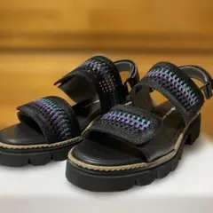 お値下げ　ツモリチサト　黒 厚底ストラップサンダル カラフル編み込み　未使用のサムネイル