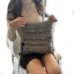 ハンドメイド 編み物 かぎ編み バッグ フリル ナップサック リュック グレー