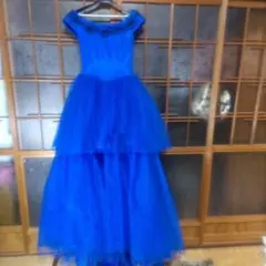 青いオフショルダーチュールドレス