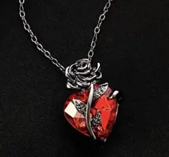 ハート型クリスタルとバラのネックレス