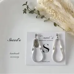 ■マットシルバー変形オーバルリングチャームピアス/イヤリング