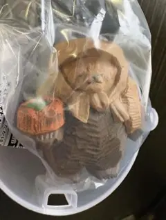 ガチャガチャ　たかはたまさお　木彫り風　 柿どうぞ熊