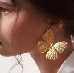 蝶モチーフゴールドピアス　可愛い　お洒落　個性的　カジュアル　新品　未使用
