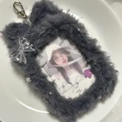 硬質トレカケース デコ 猫 リボン パール ふわふわ キーホルダー 濃いグレー