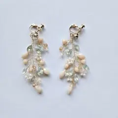 ミルキーラインストーン　クリスタルリーフドロップイヤリング　ゴールド