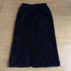 黒いファー素材のタイトスカート