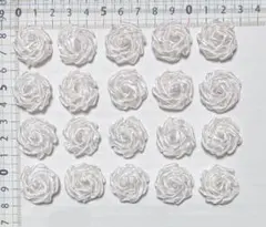 専用ページです。巻きバラモチーフ 2cm 白 20個