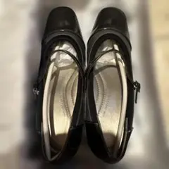 新品未使用タグ付き黒のストラップ付きウェッジヒールパンプス
