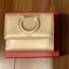 ほぼ未使用　サルヴァトーレフェラガモ　ゴールドレザーカードホルダー　ケース　財布のサムネイル