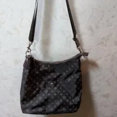 russetショルダーバッグ 黒 ロゴパターン ナイロン製